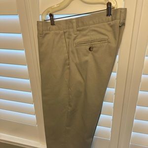 Men’s Lee flat front khaki pants.